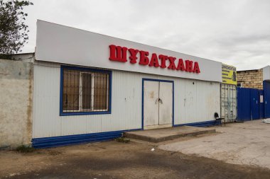 Aktau, Kazakistan (Kazakistan), 22.10.2023 - Aktau şehrinde Shubatkhana. Shubat sattıkları bir yer. Deve sütü