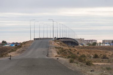 Inderbor, Kazakistan (Kazakistan), 21.10.2023 - Atyrau bölgesindeki Inderbor köyünde Ural Nehri üzerindeki karayolu köprüsü