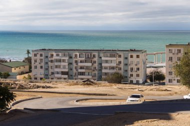 Aktau, Kazakistan (Kazakistan), 22.10.2023 - Aktau kentindeki Hazar Denizi kıyısında çok katlı eski bir konut.