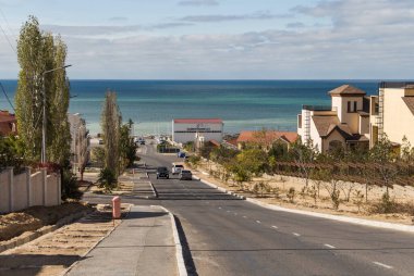 Aktau, Kazakistan (Kazakistan), 22.10.2023 - Aktau kentindeki Hazar Denizi setine giden yol.