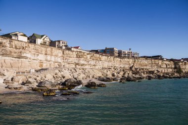 Aktau, Kazakistan (Kazakistan), 22.10.2023 - Hazar Denizi seti. Aktau şehrindeki Rocky sahili. Deniz kıyısındaki bir yamaçta mülkiyet.