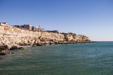 Aktau, Kazakistan (Kazakistan), 22.10.2023 - Hazar Denizi seti. Aktau şehrindeki Rocky sahili. Deniz kıyısındaki bir yamaçta mülkiyet.