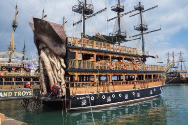 Türkiye, Alanya, 06.09.2023: Korsan gemisi ADMIRAL Black, Alanya 'daki iskelede. İskelede güzel bir gemi. Türkiye 'de Gemi Gezisi.