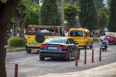 Türkiye (Türkiye), Alanya, 10.09.2023: Alanya 'da üstü açık araba gezisi. Türkiye 'de kaldırım taşı yolda arabalar. Türkiye 'ye seyahat.