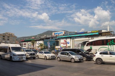 Türkiye (Türkiye), Alanya, 10.09.2023: Alanya kentindeki Alanyum alışveriş merkezinin önündeki trafik. Türkiye 'ye seyahat.