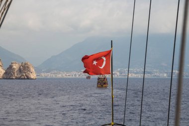 Türkiye (Türkiye), Alanya, 09.09.2023: Gezi gemisinin pruvasında Türk bayrağı. Türkiye 'de bir gemiyle deniz gezisi. Türkiye 'ye Seyahat.