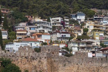 Türkiye, Alanya, 09.09.2023: Alanya kentindeki bir ortaçağ kalesinin arkasındaki konut binaları. Kuşçuluktan Türkiye 'ye. Akdeniz 'de tatiller.