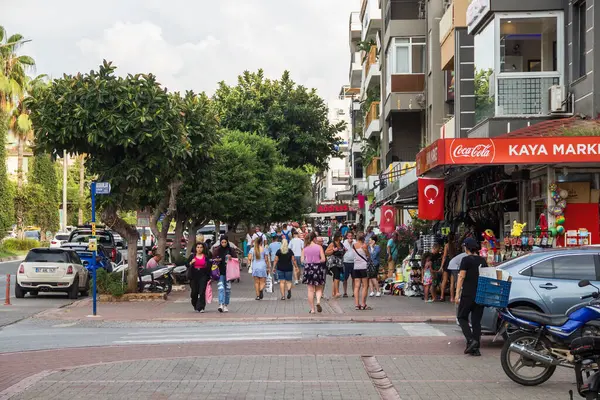 Türkiye (Türkiye), Alanya, 11.09.2023: Alanya kentinde insanlar kaldırım boyunca yürüyor. Sokakta geniş bir kaldırım.