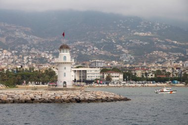 Türkiye, Alanya, 06.09.2023: Alanya 'daki deniz feneri. Türkiye 'de turistik bir yer. Akdeniz 'de. Türkiye 'ye Seyahat.