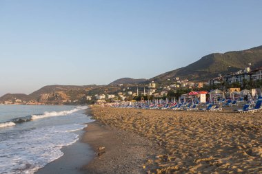 Türkiye (Türkiye), Alanya, 08.09.2023: Kleopatra Sahili. Alanya 'da sabah kumsalı. Sabahları plajda güneş pansiyonları ve şemsiyeler. Türkiye 'de Akdeniz' de tatiller.