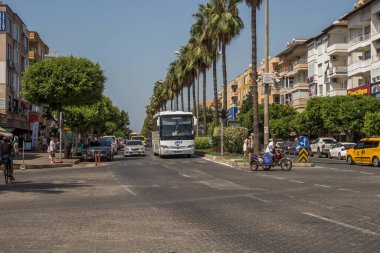 Türkiye, Alanya, 08.09.2023: Alanya 'daki Paving taş yolu. Türk sokakları. Türkiye 'ye git. Yoldaki palmiyeler.