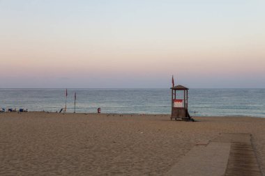 Türkiye (Türkiye), Alanya, 08.09.2023: Kleopatra Sahili 'ndeki cankurtaran kulesi. Alanya 'da sabah kumsalı. Türkiye 'de Akdeniz' de tatiller.