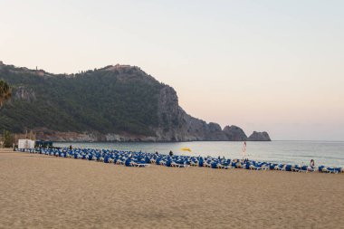 Türkiye (Türkiye), Alanya, 8.09.2023: Sabah Kleopatra plajı. Türkiye 'de Akdeniz' de tatiller. Sabahları plajda güneşlenirler. İnsansız sabah kumsalı.