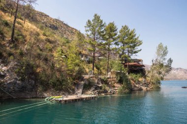 Green Canyon 'daki bir tepede restoran. Türkiye 'de Yeşil Kanyon, Manavgat şehri. Suni göl rezervuarı. Yeşil Kanyona Gezintiler.