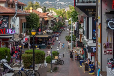 Türkiye, Alanya, 06.09.2023: Türkiye 'de kafeleri ve sokak pazarları olan yaya caddesi. Türkiye 'ye Seyahat.