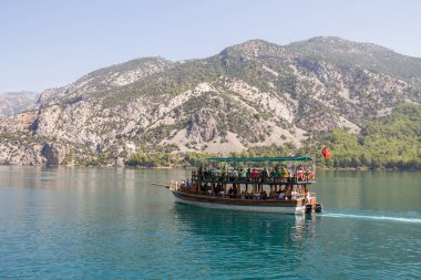 Türkiye, Manavgat, 07.09.2023: Türkiye 'deki Yeşil Kanyon Gezisi. Turistli bir gemi, Taurus Dağları 'nı geçerek yapay bir göle açılır. Türkiye 'ye Seyahat.
