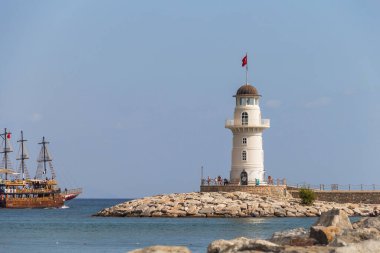 Türkiye, Alanya, 06.09.2023: Alanya 'daki deniz feneri. Türkiye 'de turistik bir yer. Akdeniz 'de. Türkiye 'ye Seyahat.