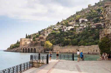 Türkiye, Alanya, 06.09.2023: Alanya 'daki ortaçağ kalesine bakan gözlem güvertesi. Türkiye 'de cazibe. Türkiye 'ye Seyahat.