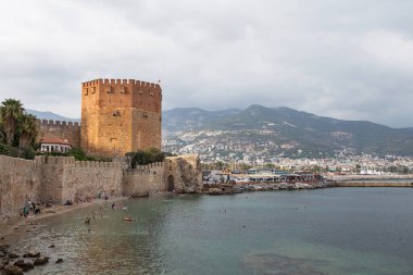 Türkiye, Alanya, 06.09.2023: Ortaçağ kalesi ve Alanya 'daki Kyzyl Kule. Türkiye 'de manzaralar. Türkiye 'ye Seyahat.