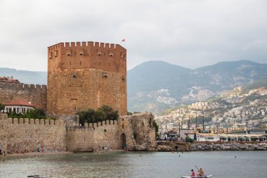 Türkiye, Alanya, 06.09.2023: Ortaçağ kalesi ve Alanya 'daki Kyzyl Kule. Türkiye 'de manzaralar. Türkiye 'ye Seyahat.