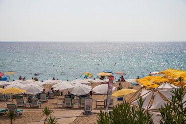 Türkiye, Alanya, 06.09.2023: Alanya 'daki Kleopatra Sahili' nde (Trkiye) çok renkli şemsiyeler. Akdeniz 'deki Kleopatra Sahili. Kumsal ve deniz.