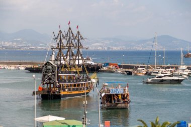 Türkiye, Alanya, 06.09.2023: Alanya limanında korsan gemisi. Alanya limanı. Alanya 'da gemiler ve tekneler.