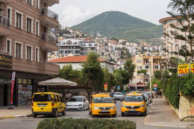 Türkiye (Türkiye), Alanya, 11,09.2023: Alanya 'da sokakta sarı taksiler. Alanya şehri. Türkiye 'ye seyahat.