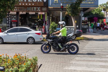 Türkiye (Türkiye), Alanya, 10.09.2023: Alanya 'da motosikletli Türk polisi.