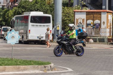 Türkiye (Türkiye), Alanya, 10.09.2023: Alanya 'da motosikletli Türk polisi.