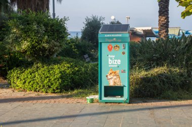 Türkiye, Alanya, 08.09.2023: Alanya 'da evsiz hayvanlar için yiyecek otomatı. Serseri hayvanlar için besleyiciler. Küçük kardeşlerimizle ilgileniyoruz..