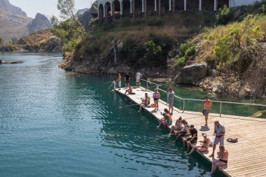 Türkiye, Manavgat, 07.09.2023: Türkiye 'deki Yeşil Kanyon Gezisi. Turistler kıyıya yakın rıhtımda balık tutuyor. Türkiye 'ye Seyahat.