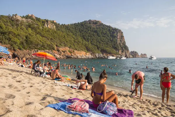 Türkiye, Alanya, 08.09.2023: İnsanlar Alanya 'daki Kleopatra Sahili' nde dinleniyor. Türkiye 'de güzel bir sahil. Dağ manzaralı sahil. Türkiye 'de seyahat. Akdeniz.