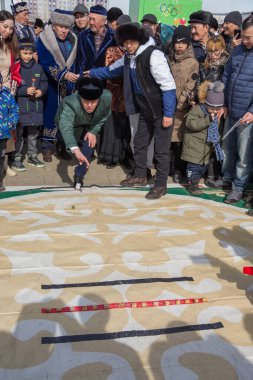 Uralsk (Oral), Kazakistan, 22.03.2024 - Kazakistan 'da Nauryz tatili. Batı Kazakistan bölgesinden Akim Toregaliev Nariman, Nauryz bayramında Asyk atu oyununa katıldı..