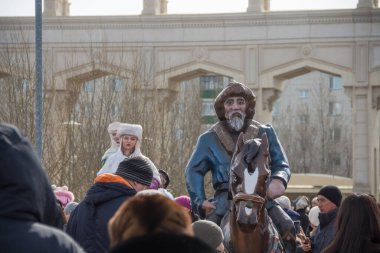 Uralsk (Oral), Kazakistan, 22.03.2024 - Kazakistan 'da Nauryz tatili. Tatilde dekoratif heykeller.
