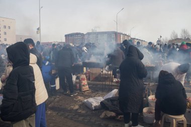 Uralsk (Oral), Kazakistan, 22.03.2024 - Kazakistan 'da Nauryz tatili. Nauryz tatili sırasında shashlik pişirmek.