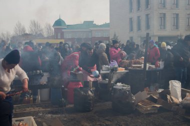 Uralsk (Oral), Kazakistan, 22.03.2024 - Kazakistan 'da Nauryz tatili. Nauryz tatili sırasında şiş pişirmek. Barbeküden çıkan duman.