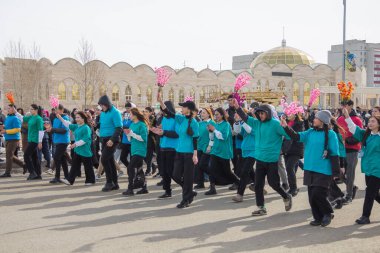 Uralsk (Oral), Kazakistan, 22.03.2024 - Kazakistan 'da Nauryz tatili. Gençlik, Nauryz tatili sırasında geçit töreninde..