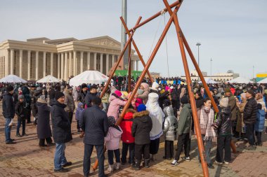 Uralsk (Oral), Kazakistan, 22.03.2024 - Kazakistan 'da Nauryz tatili. Nauryz tatili sırasında Altybakan yakınlarında bir kalabalık salıncak sallıyor.