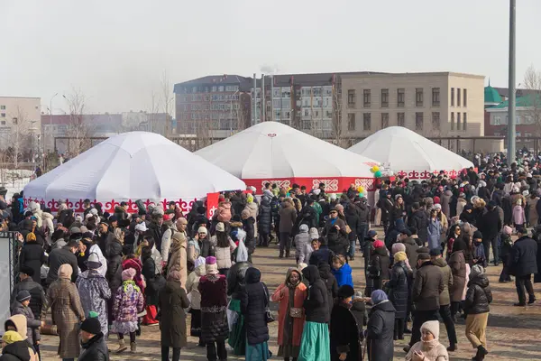 Uralsk (Oral), Kazakistan, 22.03.2024 - Kazakistan 'da Nauryz tatili. Nauryz bayramında kalabalık ve Kazak yurtları.