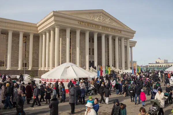 Uralsk (Oral), Kazakistan, 22.03.2024 - Kazakistan 'da Nauryz tatili. Nauryz bayramında bir kalabalık Atameken Sanat Merkezi 'nin arka planına karşı. Tatilde Kazak yurdu.