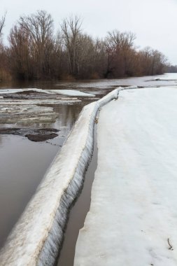 Uralsk 'taki Chagan Nehri' nde büyük bir buz parçası koptu. İlkbaharda nehirde eriyen buzlar yüzer. Kazakistan 'da sel. Bahar buzu sürükleniyor.