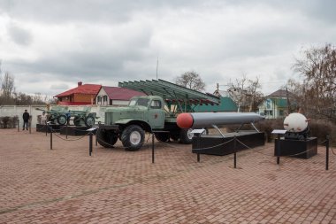 Uralsk, Oral, Kazakistan (Kazakistan), 07.04.2024 - Uralsk 'teki Zafer Meydanı' nda İkinci Dünya Savaşı 'ndan kalma askeri teçhizat sergisi. Katyusha roket atar. Havan topu. Roketler ve mayınlar.