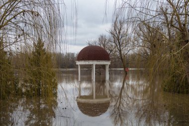 Uralsk, Oral, Kazakistan (Kazakistan), 07.04.2024 - Uralsk seti üzerinde sel basmış bir rotunda çardağı. Uralsk şehrinde sel baskını.