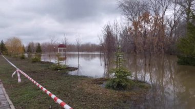 Uralsk, Oral, Kazakistan (Kazakistan), 07.04.2024 - Uralsk şehrinde sel baskını. Uralsk 'ta bahar seli. Zhaiyk Nehri kıyılarından taştı..