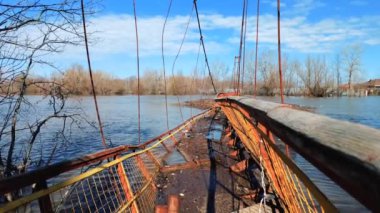 Uralsk, Oral, Kazakistan (Kazakistan), 15.04.2024 - Uralsk kentindeki sel felaketinin ardından Chagan Nehri üzerindeki asma köprü yıkıldı.