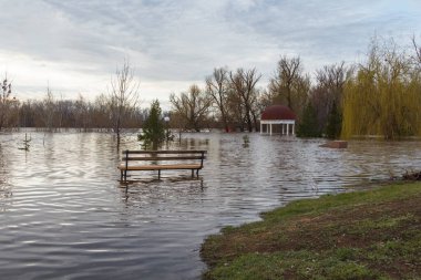 Uralsk, Oral, Kazakistan (Kazakistan), 13.04.2024 - Uralsk seti sular altında kaldı. Şehir setinde su basmış bank ve kubbe var. Kazakistan 'da sel.