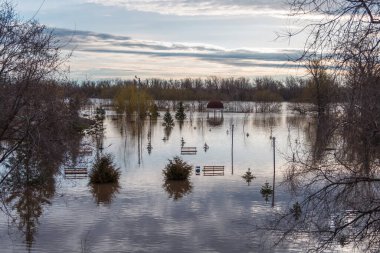 Uralsk, Oral, Kazakistan (Kazakistan), 13.04.2024 - Uralsk seti sular altında kaldı. Şehir setinde su basmış bank ve kubbe var. Kazakistan 'da sel.