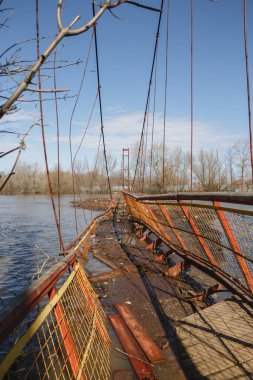 Uralsk, Oral, Kazakistan (Kazakistan), 13.04.2024 - Uralsk şehrindeki sel felaketinin ardından Chagan Nehri üzerindeki bir asma köprü.