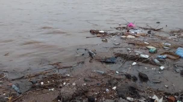 Σκουπίδια Στο Ποτάμι Στην Όχθη Μολυσμένο Ποτάμι Συντρίμμια Ξεβράστηκαν Μετά — Αρχείο Βίντεο