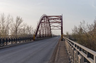Uralsk şehrinde Ural (Zhaiyk) nehri üzerindeki demir yol köprüsü.